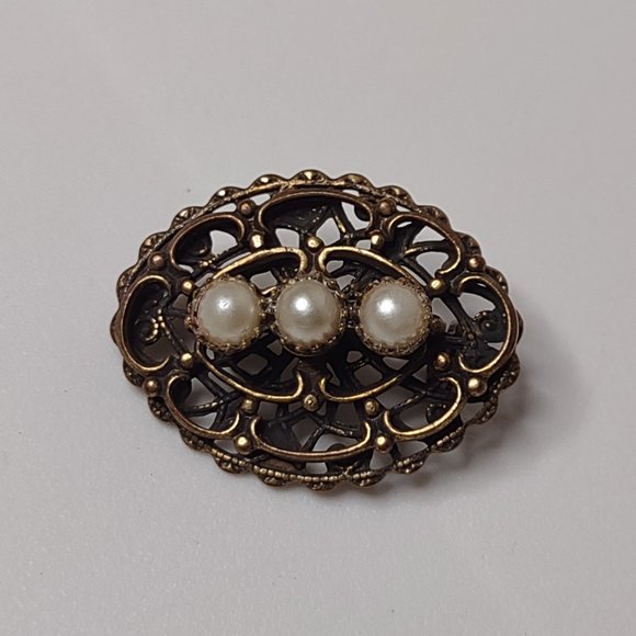 Vintage Oval Shaped 3 Faux Pearl Little Cute Metal Brooch - Picture 1 of 14